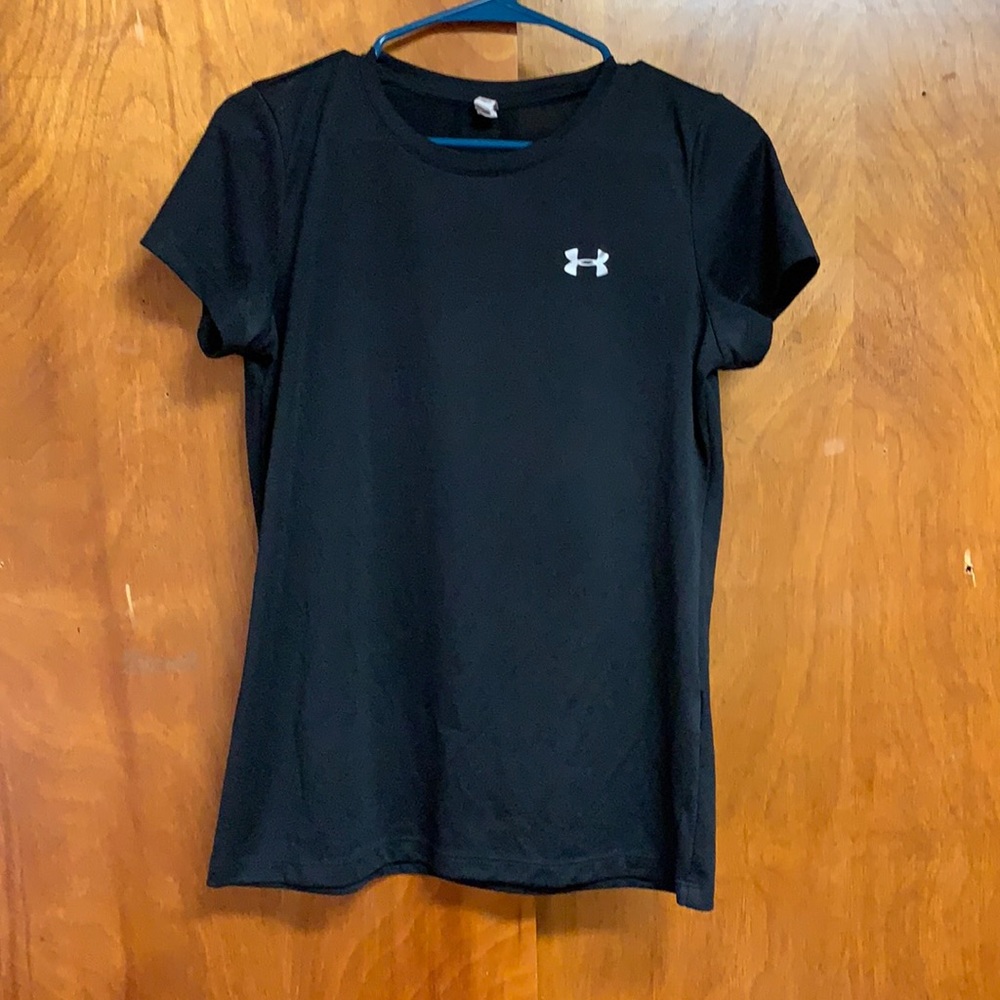 Barely worn women’s under armor t-shirt